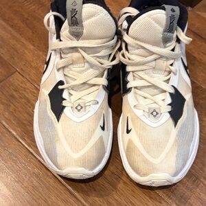 Nike Kyrie size 8
